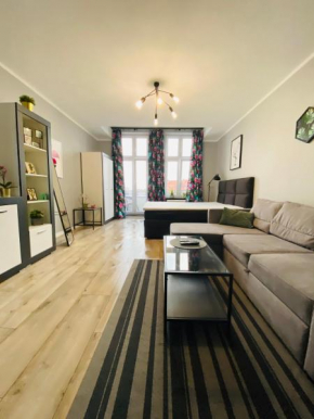Apartament FLAMING z balkonem - ścisłe Centrum naprzeciwko PKP i PKS - darmowy parking - bezpłatne późne wymeldowanie - wystawiamy FV - self check in